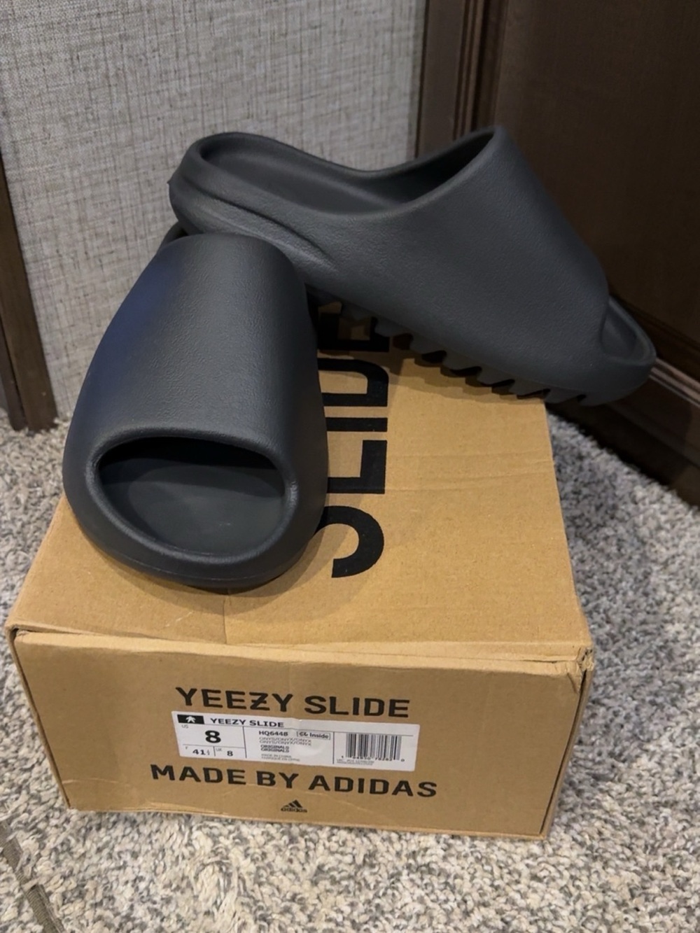 Yeezy Slide size 8 excellent condition